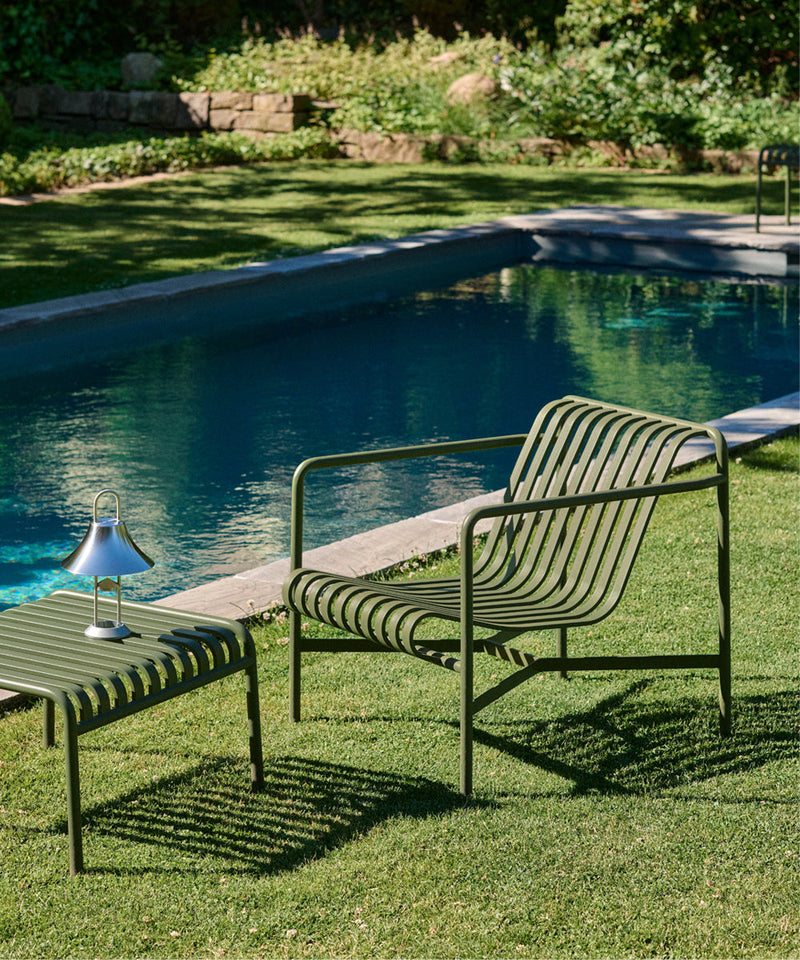 Palissade lounge chair in a garden next to a swimming pool