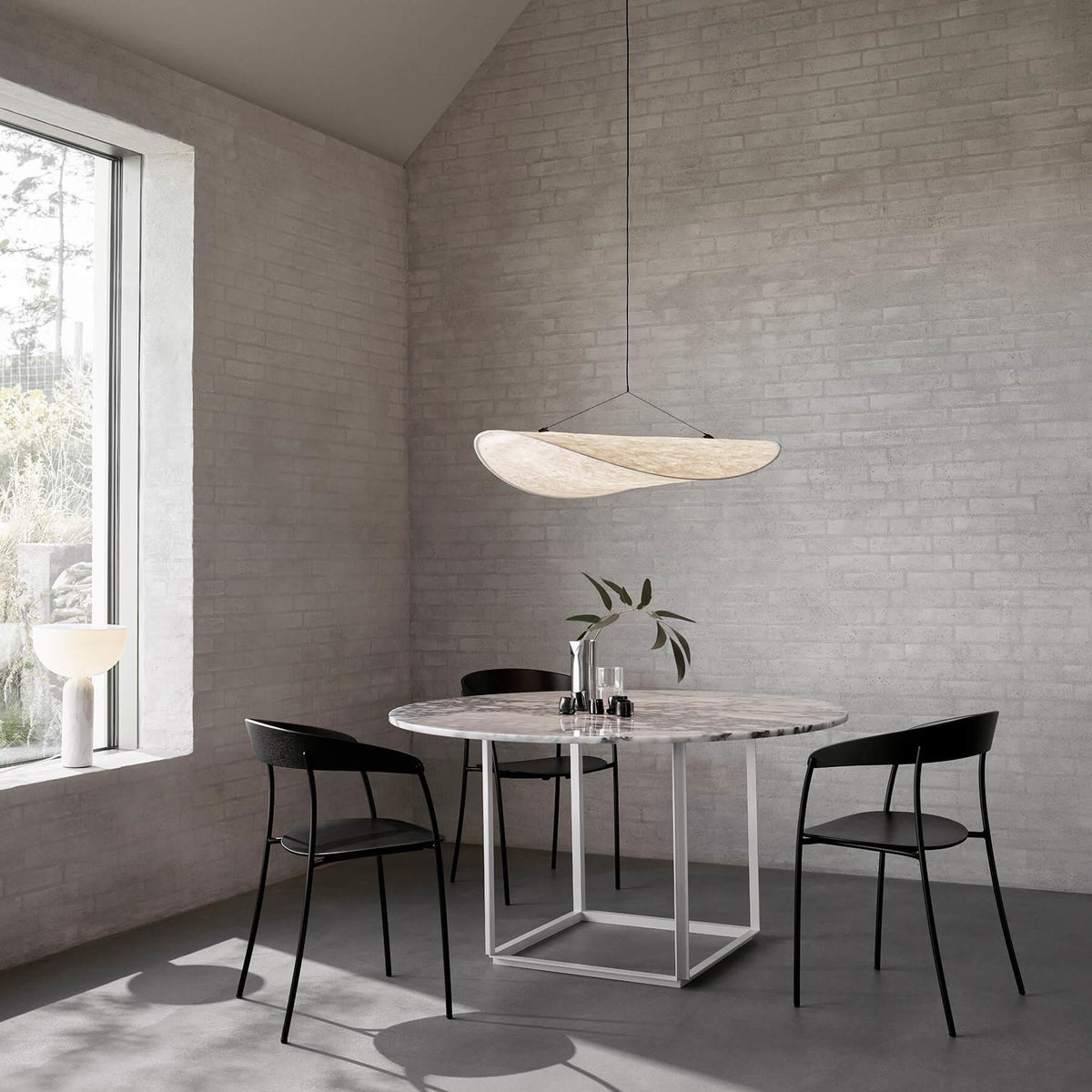 Tense pendant light
