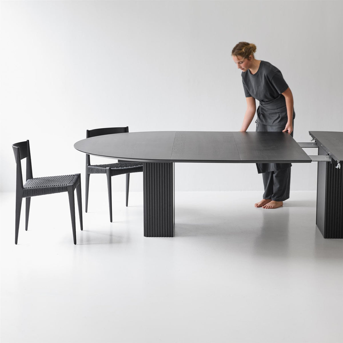 DK3 Ten Round Extendable Dining Table, 72cm Height