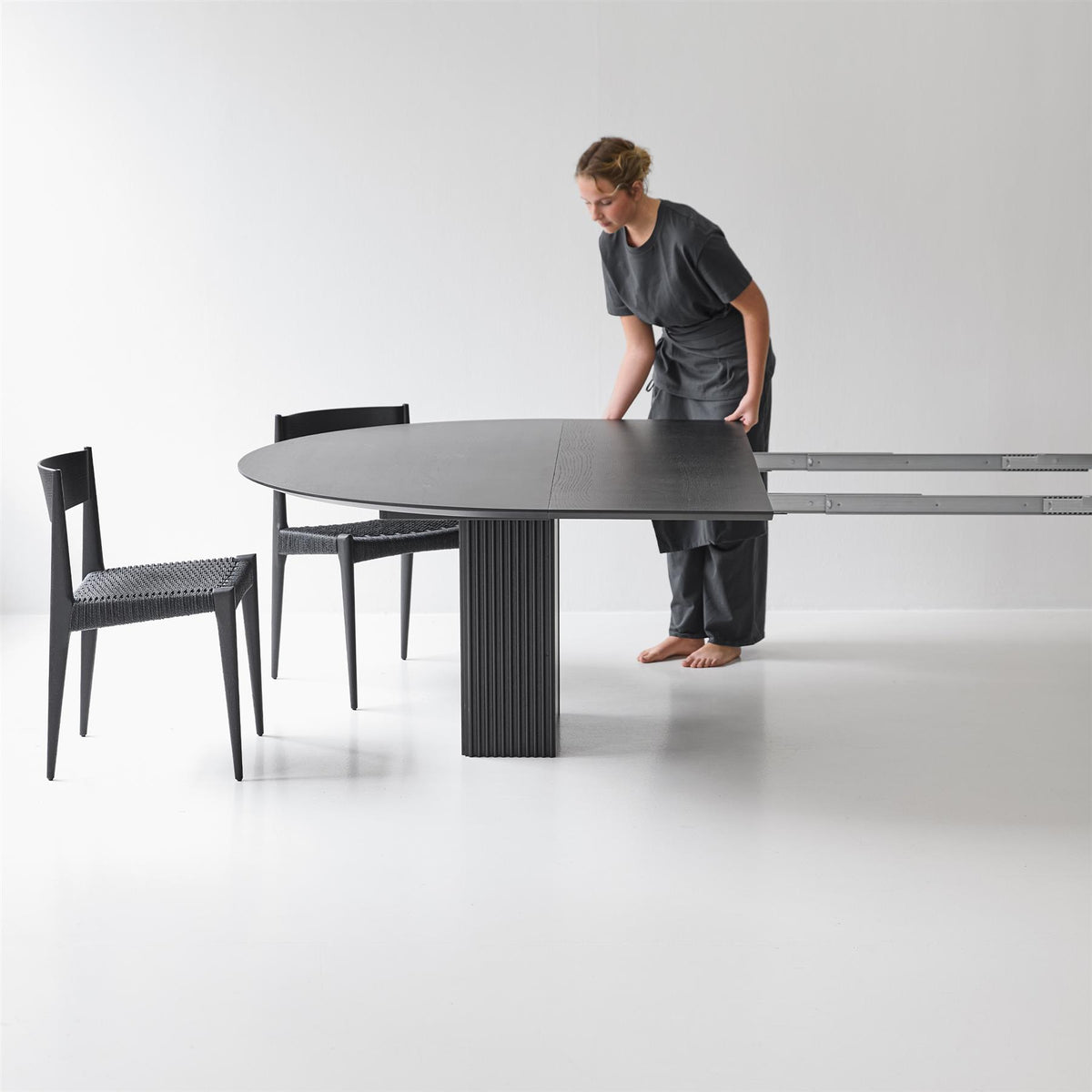 DK3 Ten Round Extendable Dining Table, 72cm Height